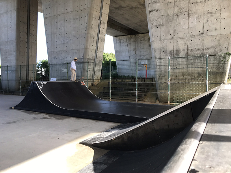 沖縄のスケートパーク「花・水・緑の大回廊公園内 南風原町スケートパーク」